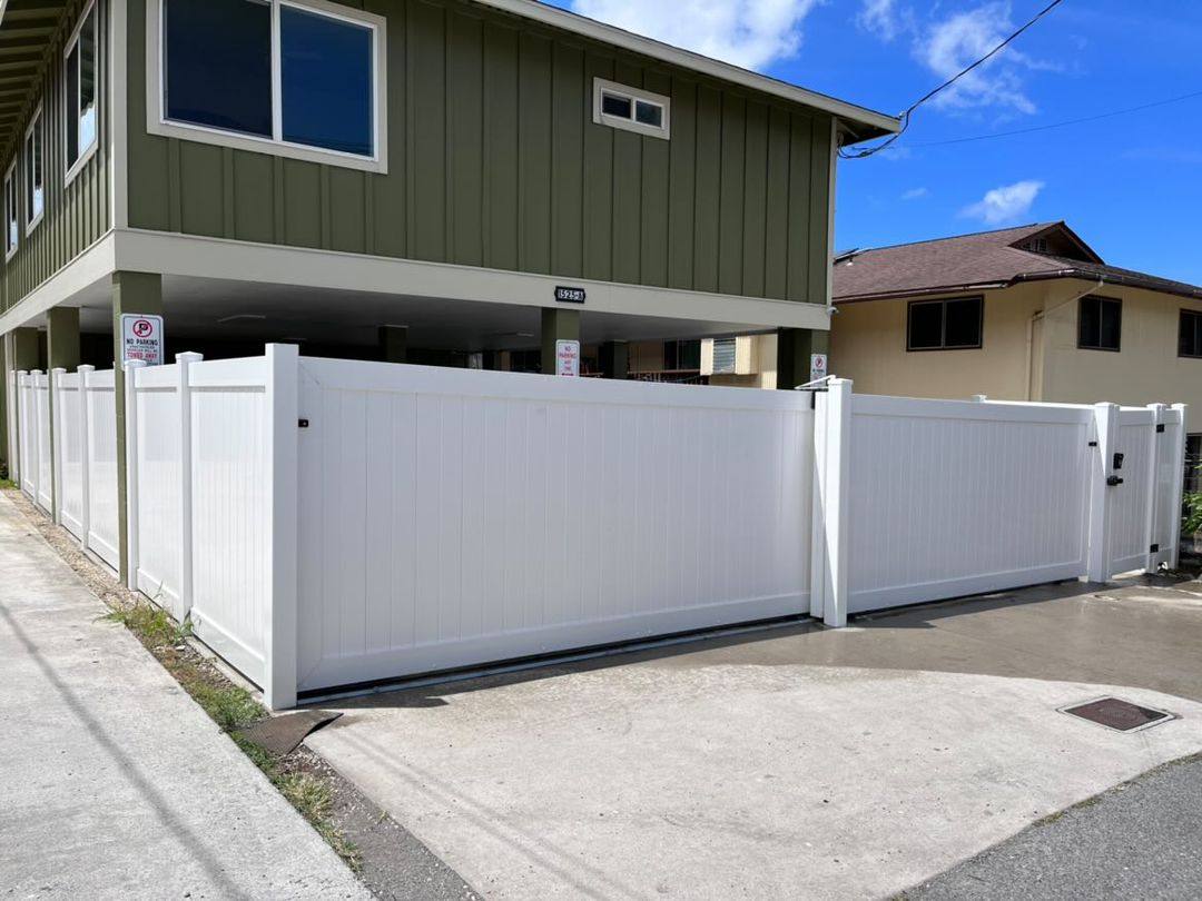 Benefits of Working with a Professional Vinyl Fence Supplier 